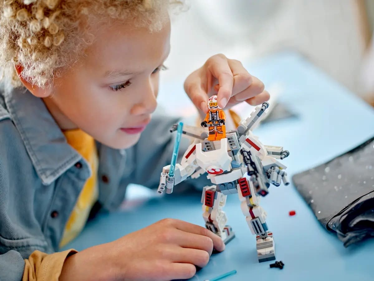 LEGO Debuts New Star Wars Luke Skywalker X-Wing Mech Set 