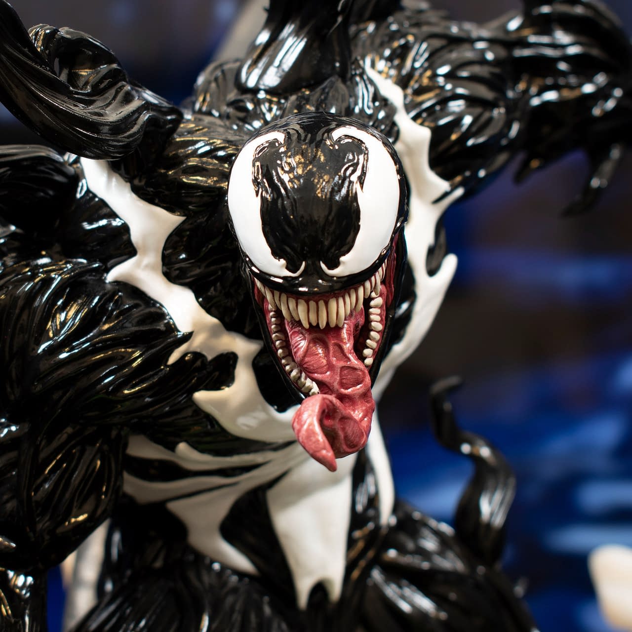Diamond Select Unveils Marvel's Spider-Man 2 Deluxe Venom Statue 