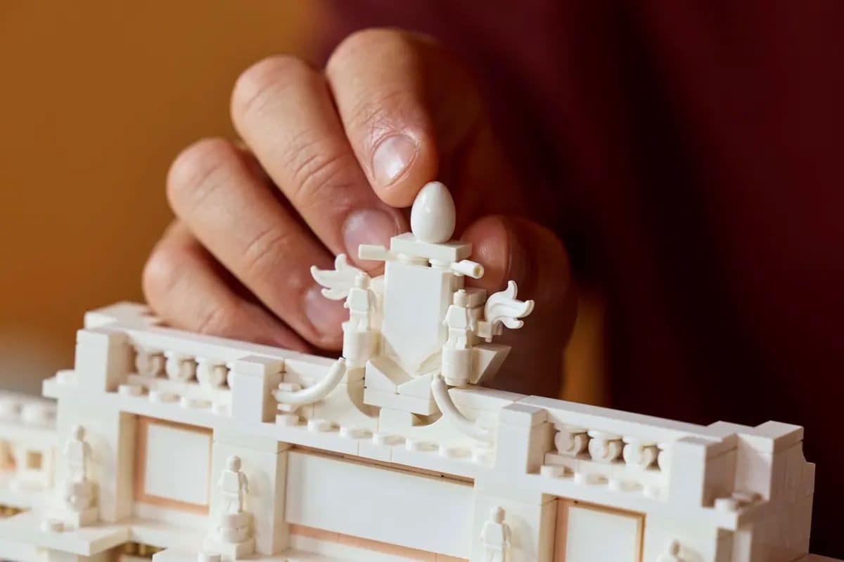 Italy Awaits with the New LEGO Architecture Trevi Fountain Set 