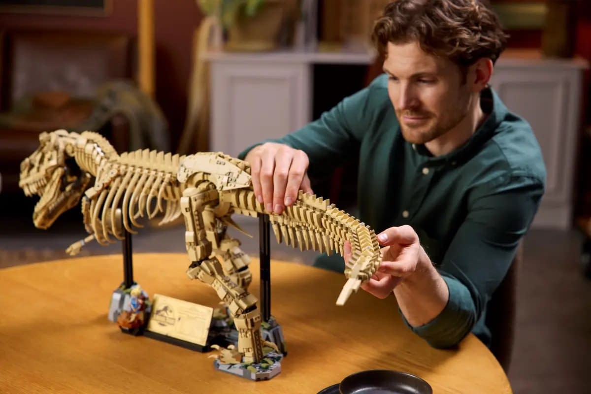 LEGO Unveils New Jurassic Park Dinosaur Fossils: Tyrannosaurus Rex