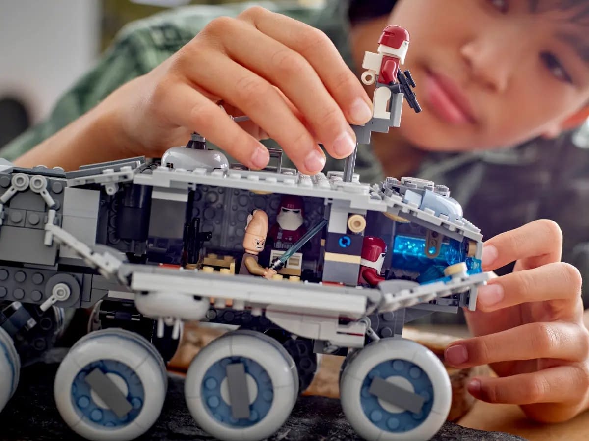 LEGO Battle of Mygeeto Star Wars Republic Juggernaut Set Rolls Out