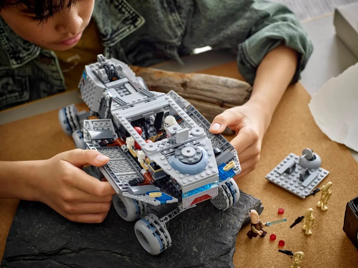 LEGO Battle of Mygeeto Star Wars Republic Juggernaut Set Rolls Out