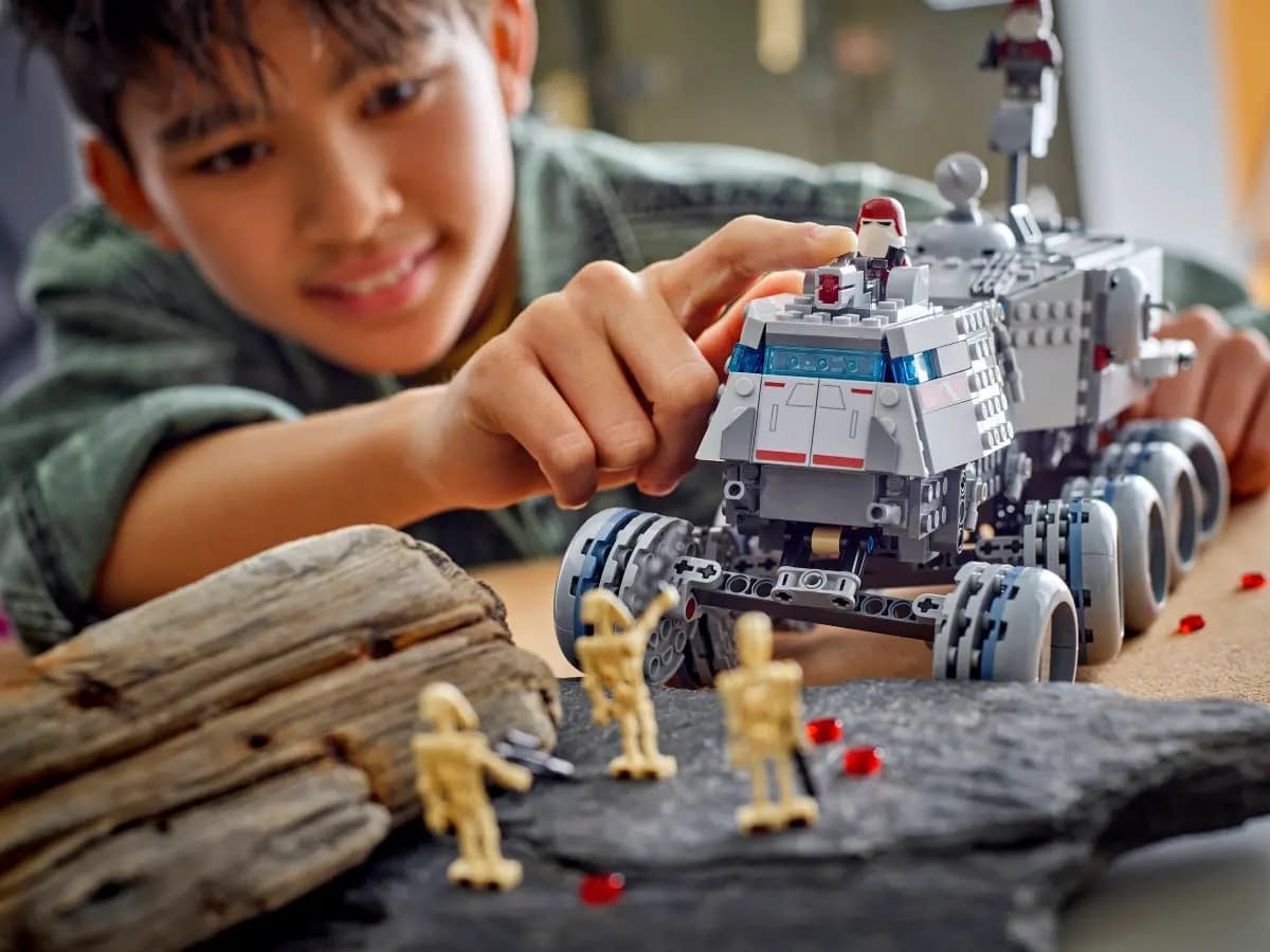 LEGO Battle of Mygeeto Star Wars Republic Juggernaut Set Rolls Out
