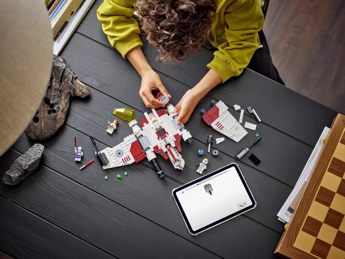 LEGO Flies with the Star Wars: The Clone Wars V-19 Torrent Starfighter