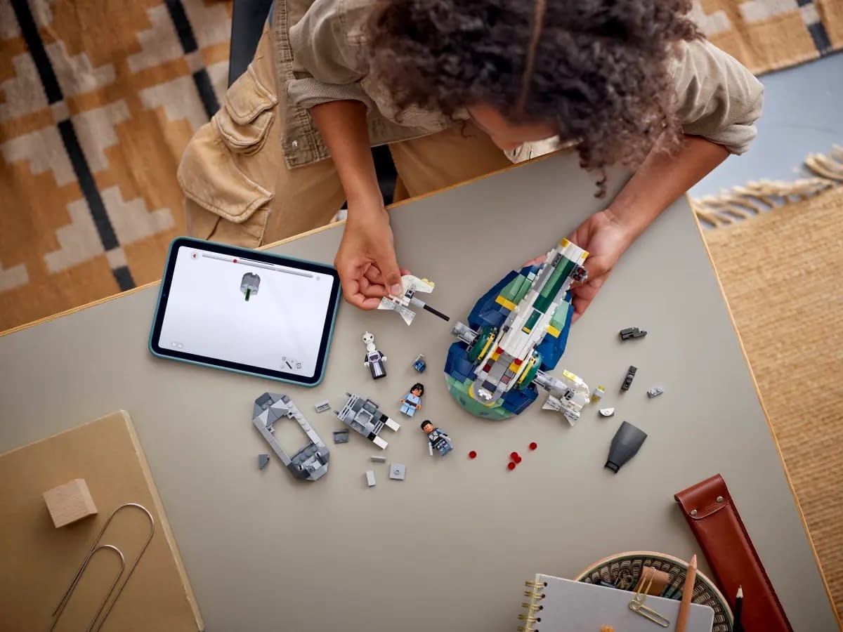 New LEGO Star Wars Jango Fett's Starship Set Arrives with Lama Su