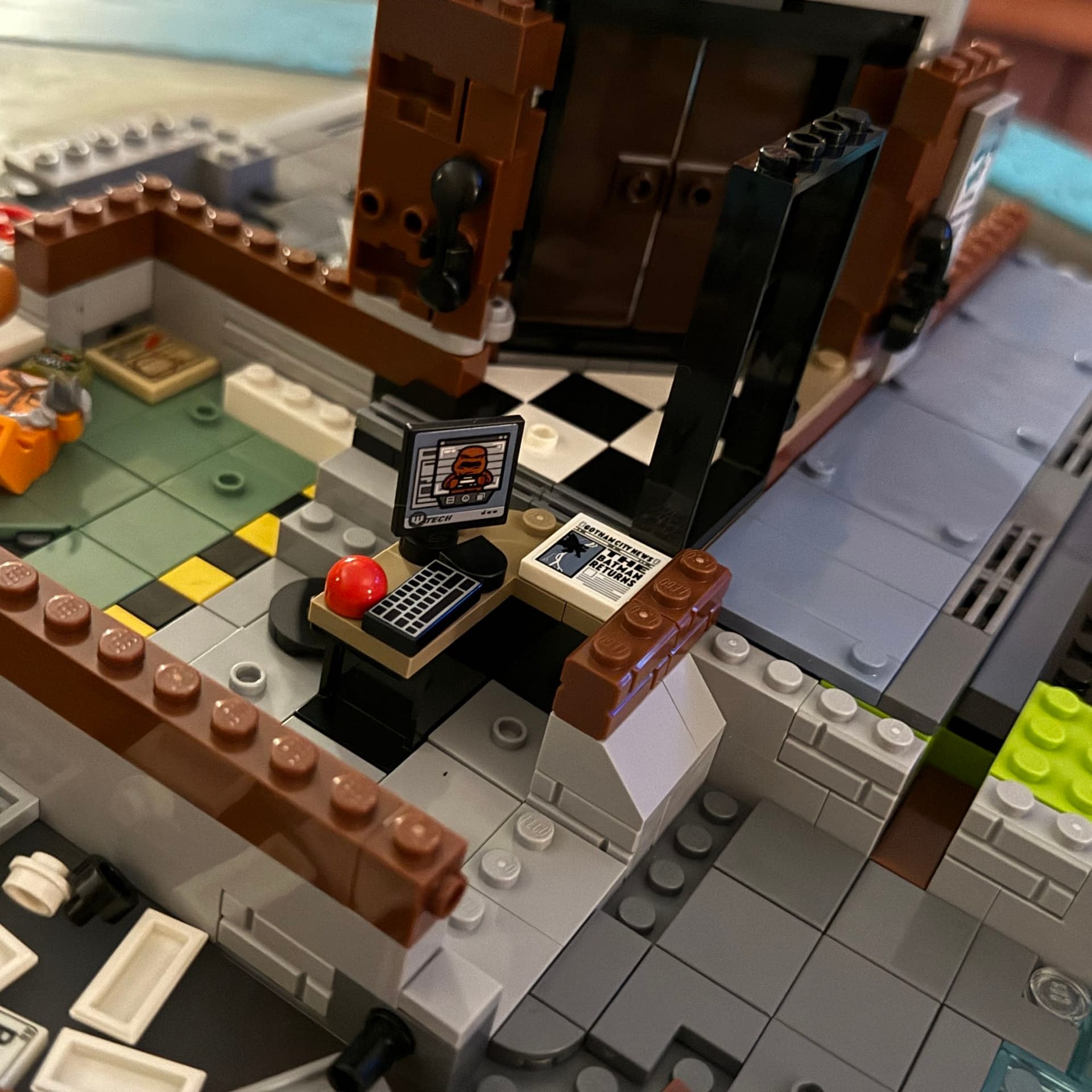 Halloween at the LEGO Arkham Asylum - A Robin, a Clown and a Riddle