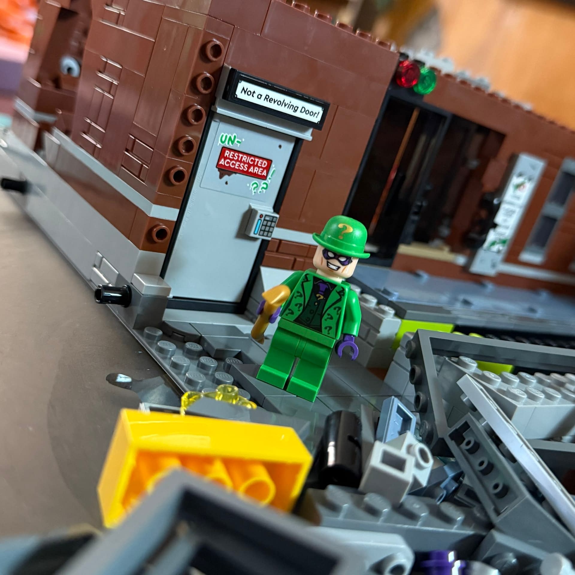 Halloween at the LEGO Arkham Asylum - A Robin, a Clown and a Riddle