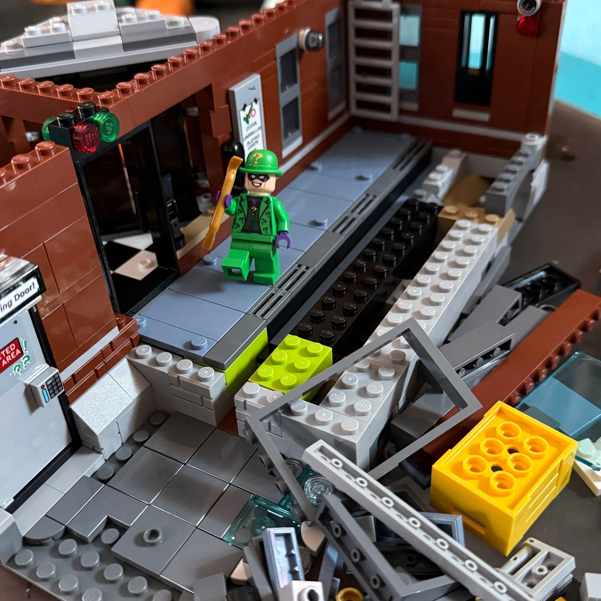 Halloween at the LEGO Arkham Asylum - A Robin, a Clown and a Riddle
