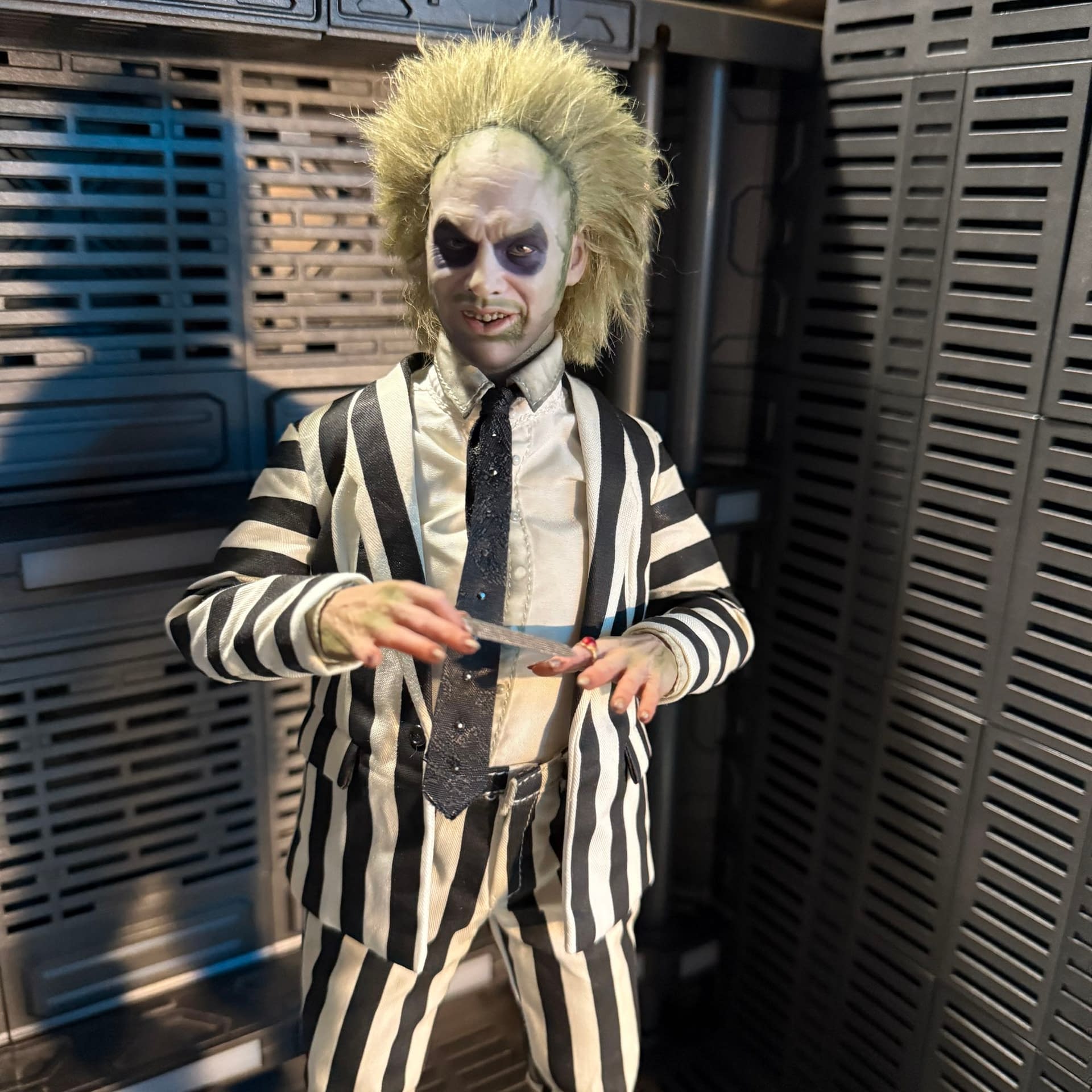 It's Showtime as We Check Out Sideshow's 1/6 Scale Beetlejuice