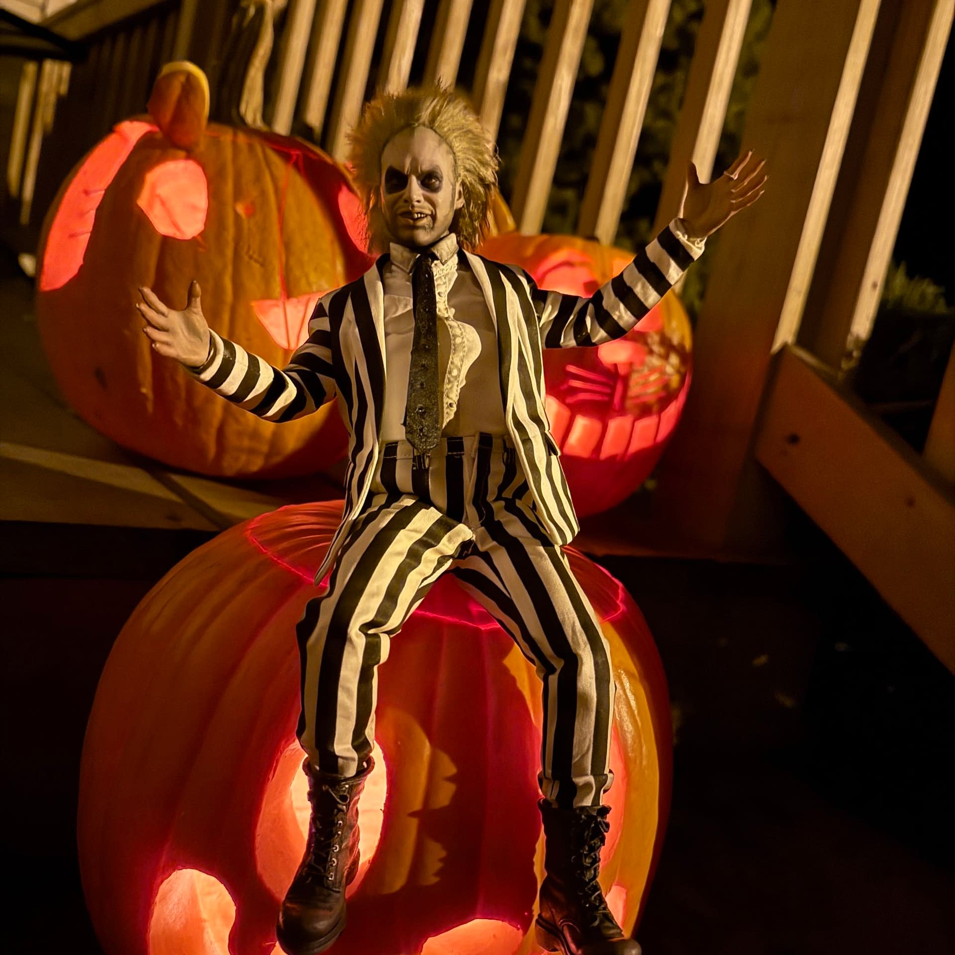 It's Showtime as We Check Out Sideshow's 1/6 Scale Beetlejuice