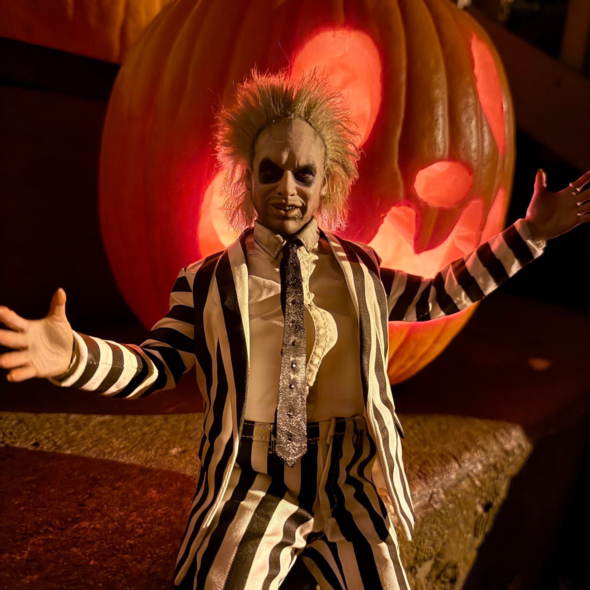 It's Showtime as We Check Out Sideshow's 1/6 Scale Beetlejuice