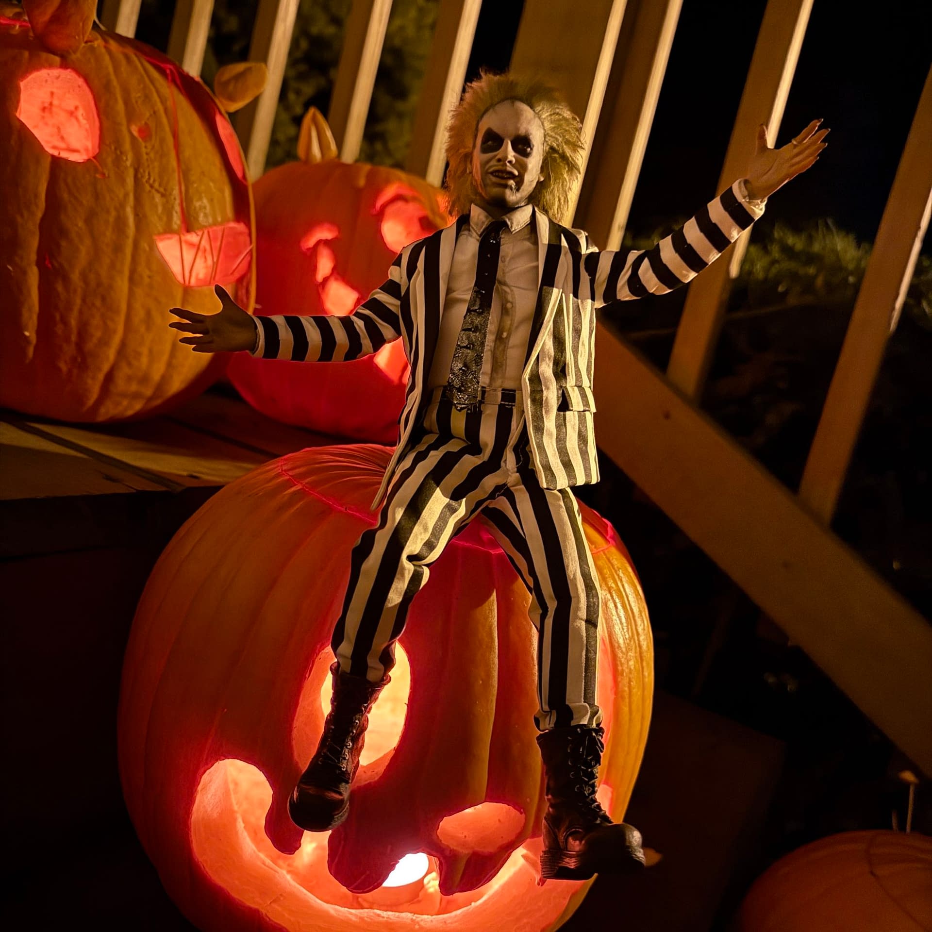It's Showtime as We Check Out Sideshow's 1/6 Scale Beetlejuice