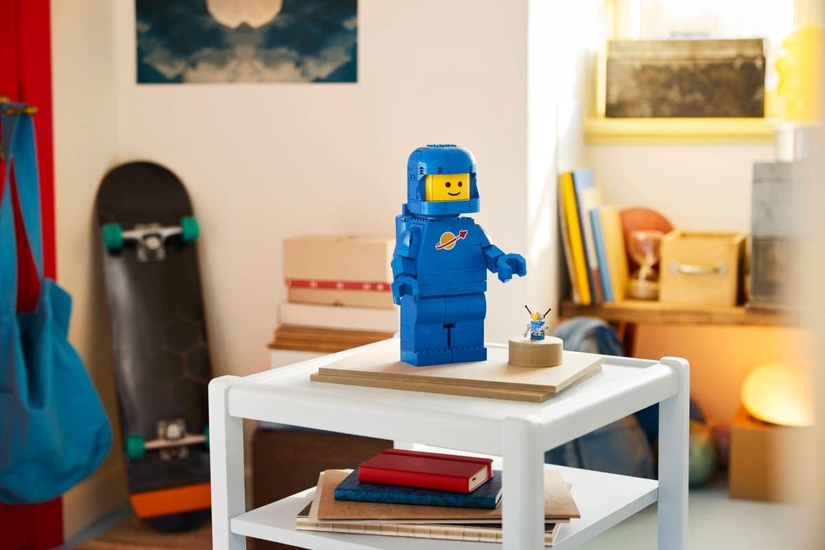 LEGO Debuts New Up-Scaled Blue LEGO Astronaut Minifigure Set