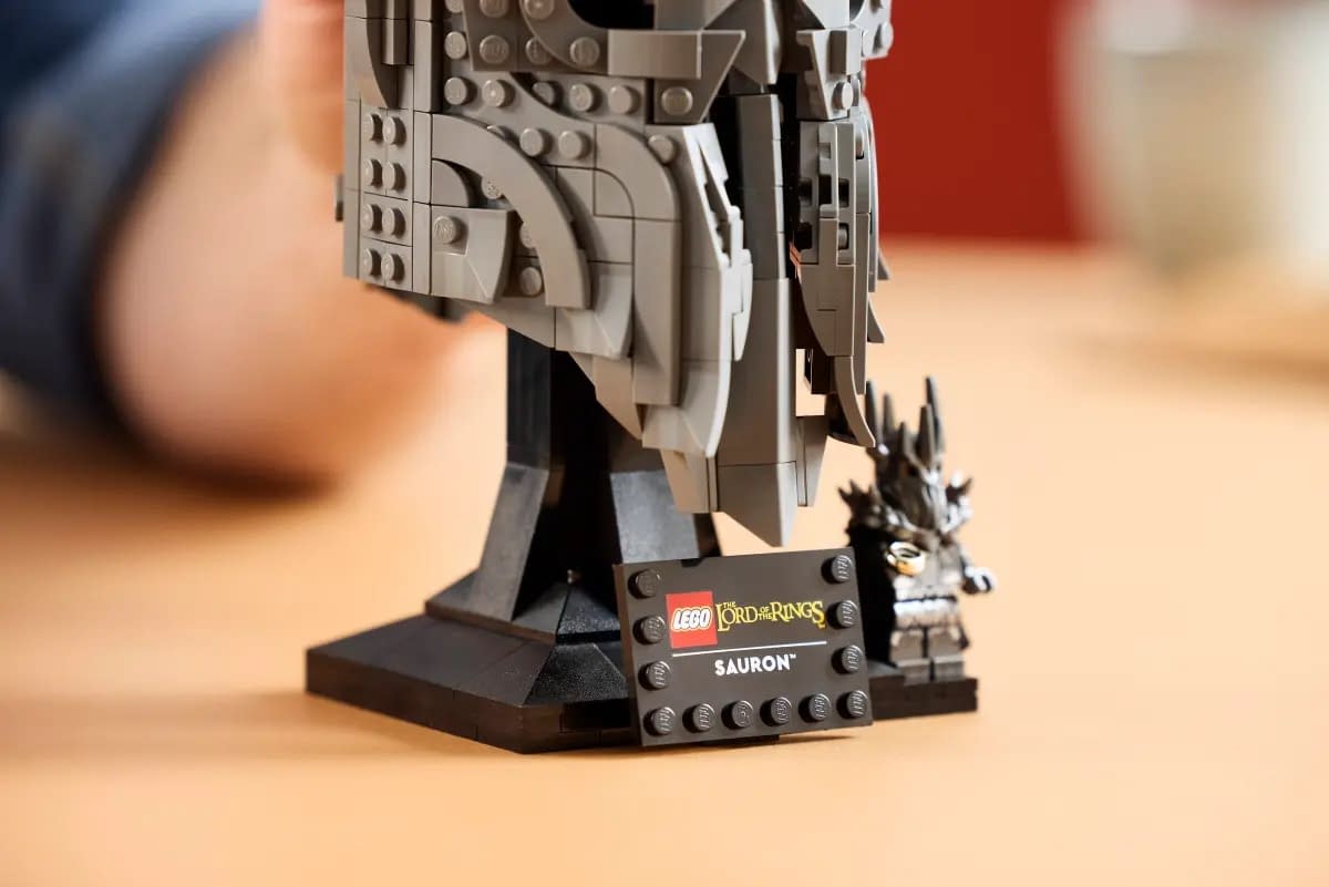 New The Lord of the Rings: Sauron's Helmet Set Revealed by LEGO