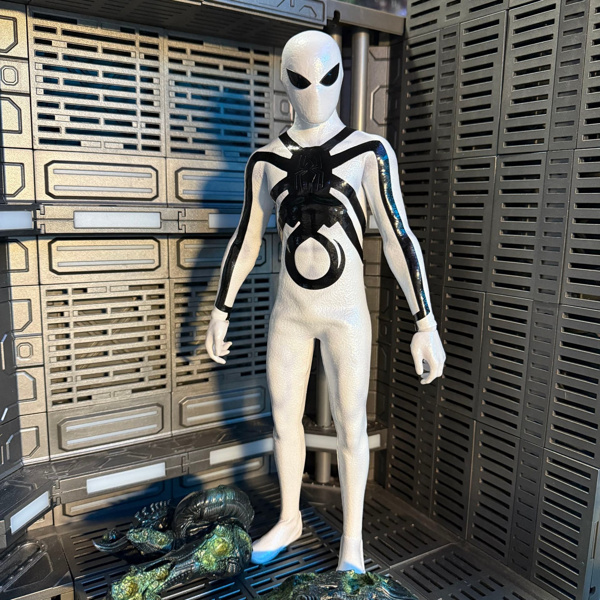 Spider-Man Gets a Xenomorph Upgrade with Hot Toys Aliens vs. Avengers