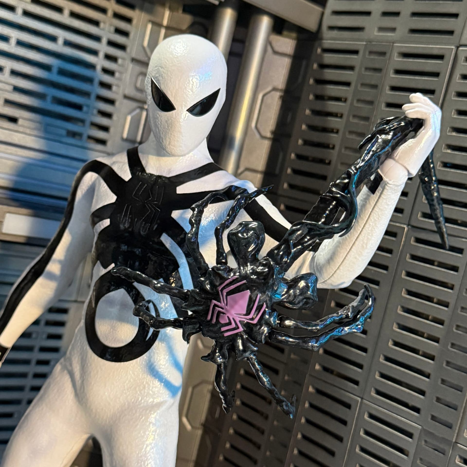 Spider-Man Gets a Xenomorph Upgrade with Hot Toys Aliens vs. Avengers