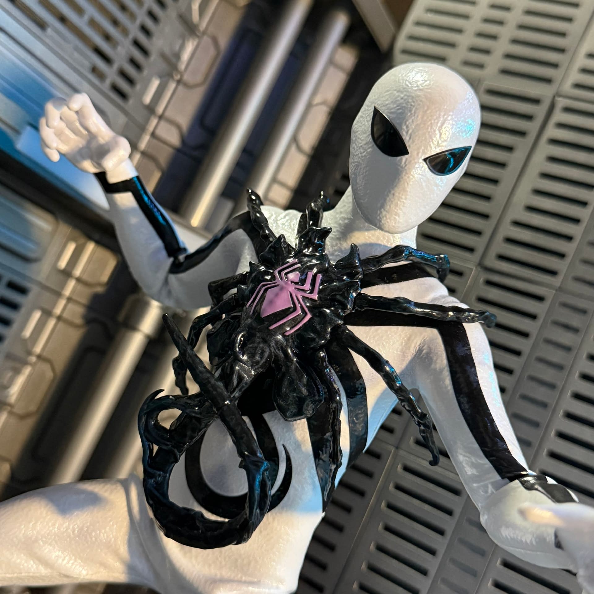 Spider-Man Gets a Xenomorph Upgrade with Hot Toys Aliens vs. Avengers