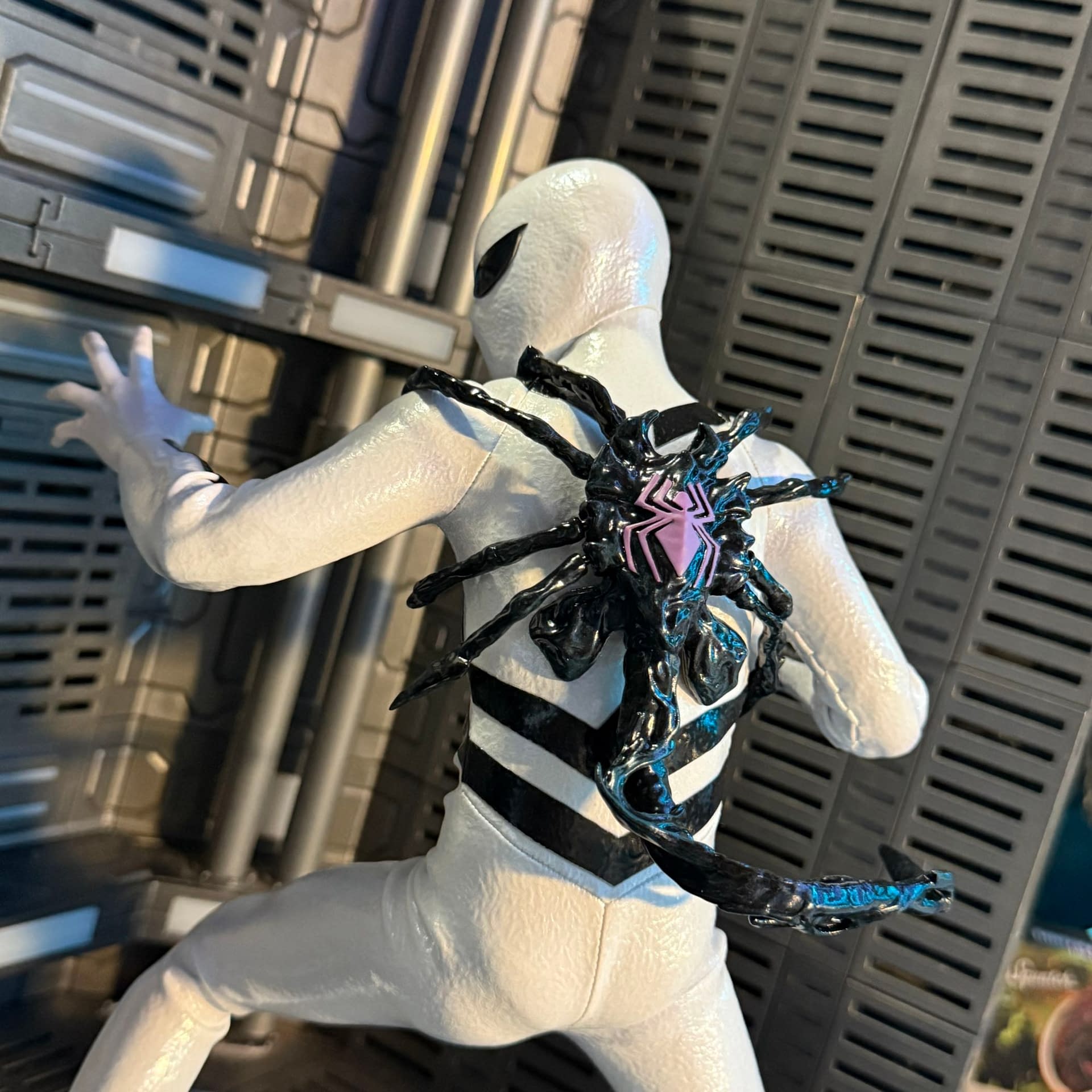 Spider-Man Gets a Xenomorph Upgrade with Hot Toys Aliens vs. Avengers