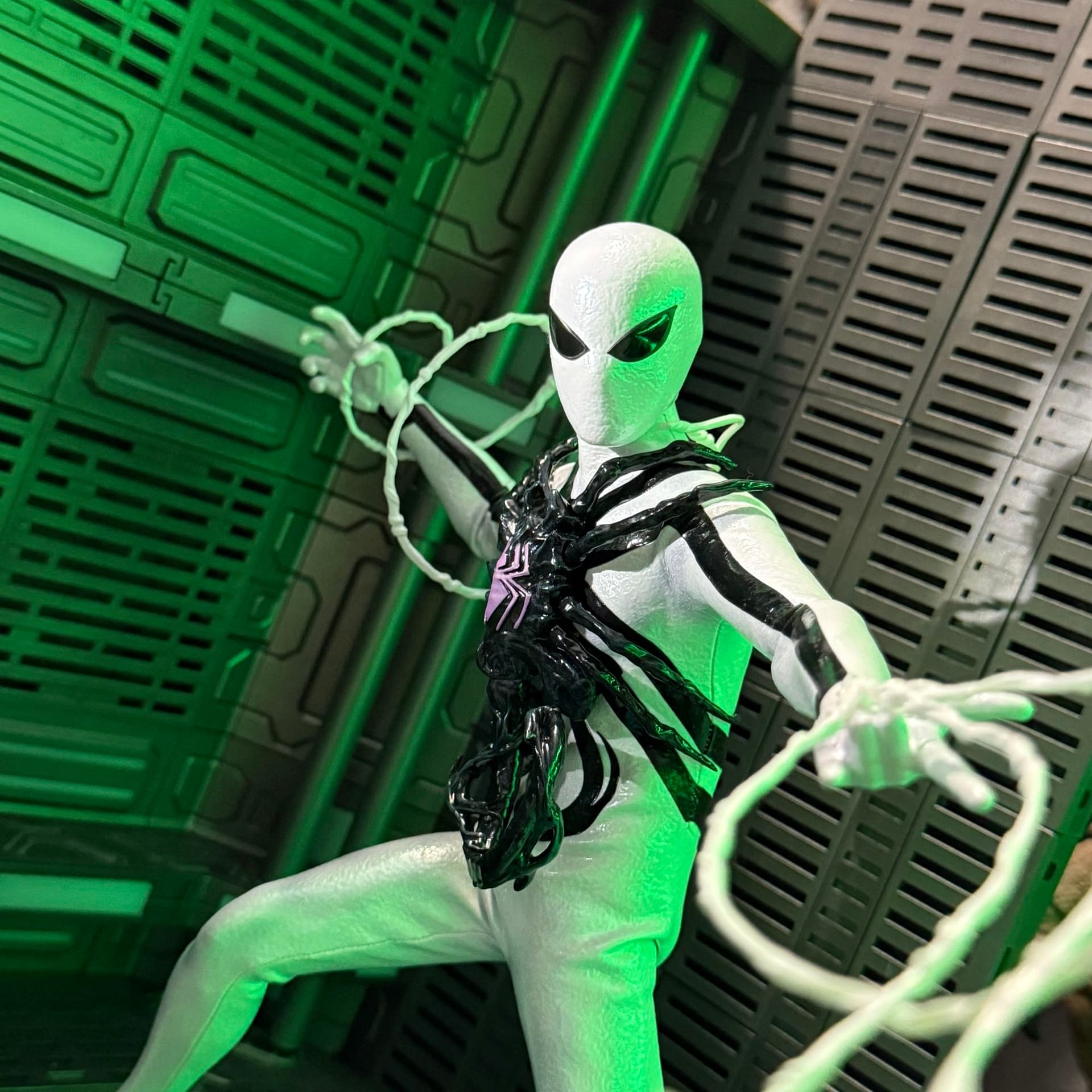 Spider-Man Gets a Xenomorph Upgrade with Hot Toys Aliens vs. Avengers