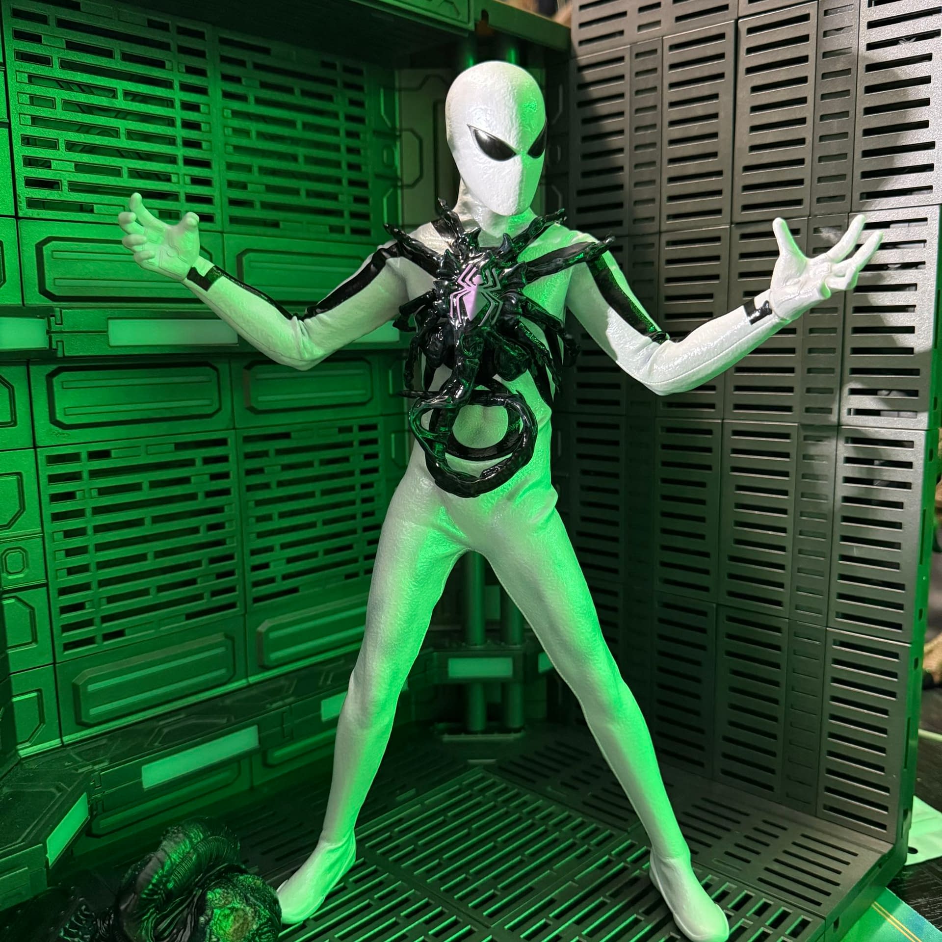 Spider-Man Gets a Xenomorph Upgrade with Hot Toys Aliens vs. Avengers