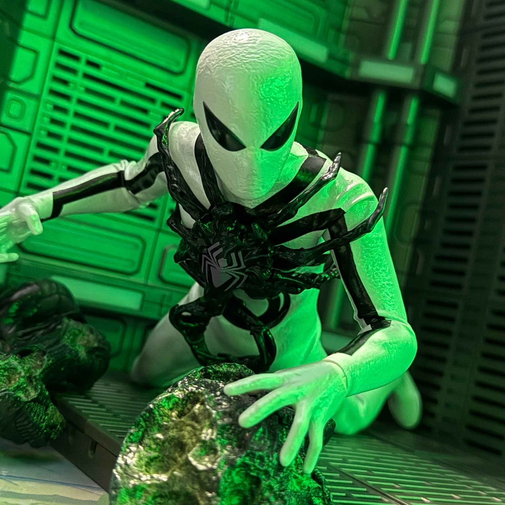 Spider-Man Gets a Xenomorph Upgrade with Hot Toys Aliens vs. Avengers