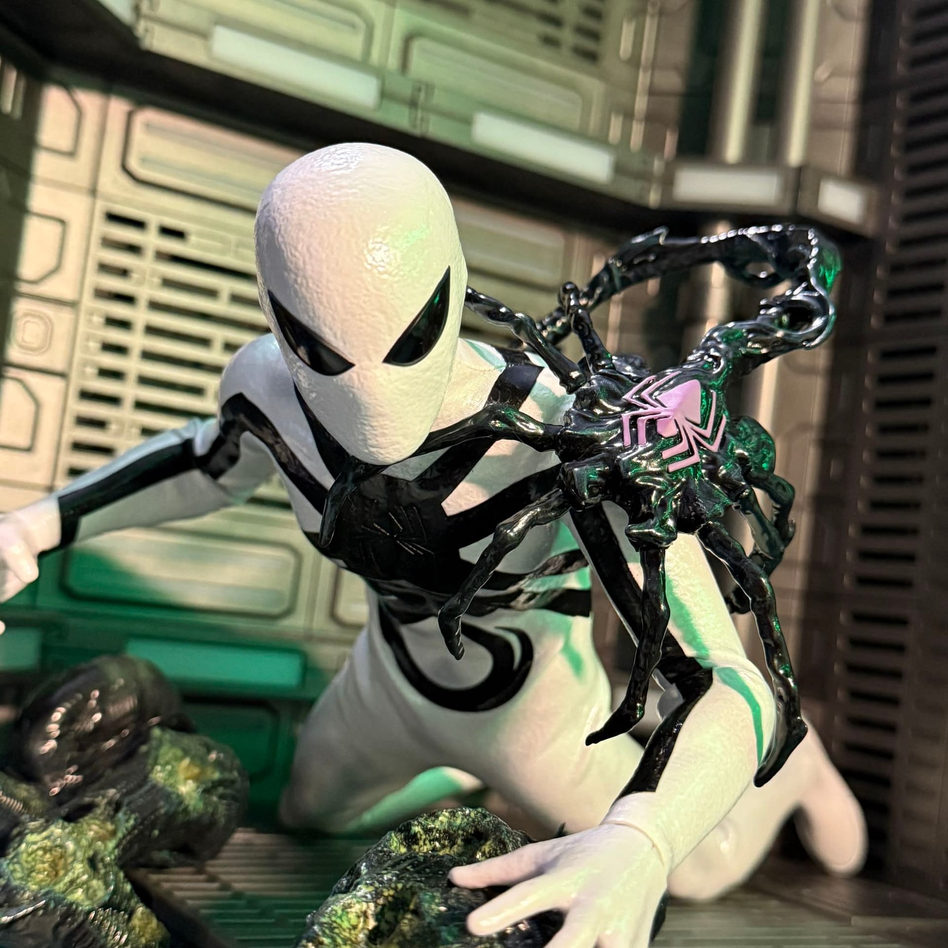 Spider-Man Gets a Xenomorph Upgrade with Hot Toys Aliens vs. Avengers