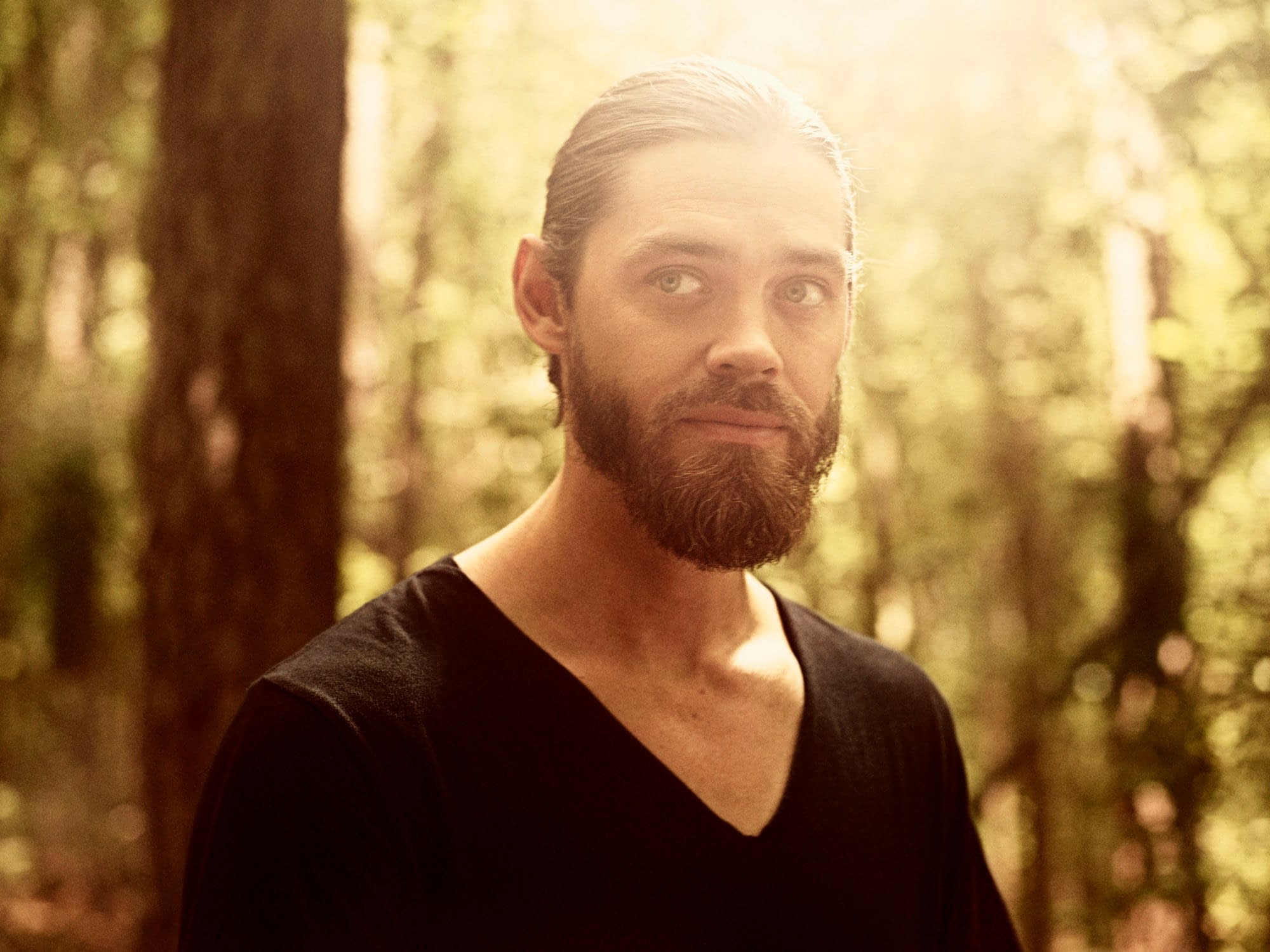 The Walking Dead Tom Payne Looks A Lot Less Jesusy These Days