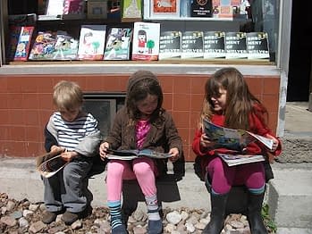 kids reading comics
