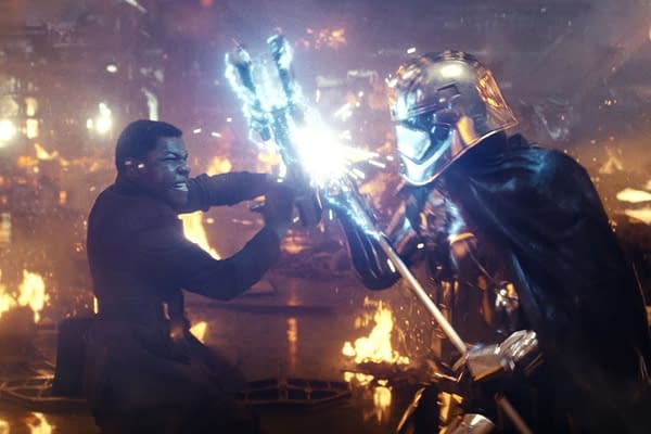 John Boyega comme Finn et Gwendoline Christie comme Captain Phasma dans Star Wars: The Last Jedi (2017).  Image courtoisie de Lucasfilm