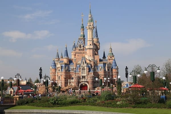 The castle at Shanghai Disneyland. Attribution: MasaneMiyaPA / CC BY-SA (https://creativecommons.org/licenses/by-sa/4.0)