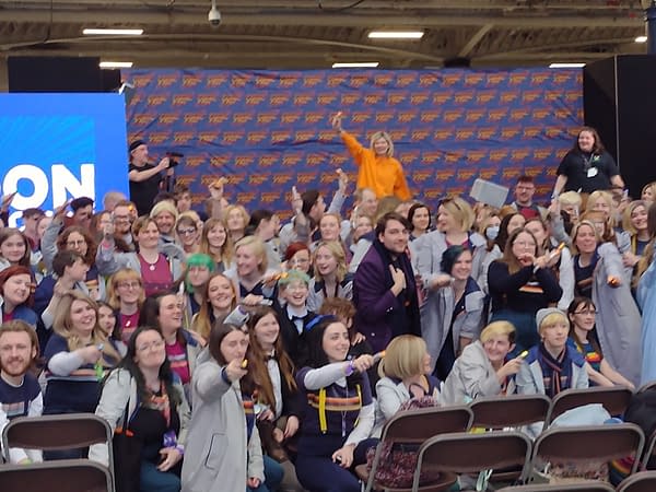 Jodie Whittaker Just Photobombed Doctor Who Cosplayers At LSCC