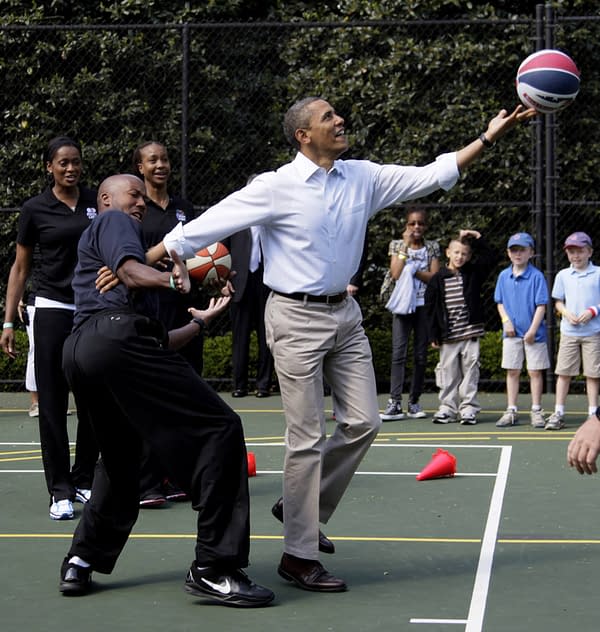 Barack Obama shooting hoops
