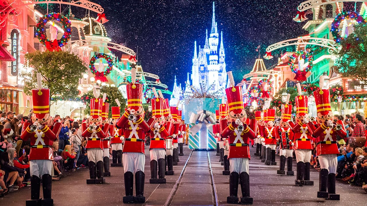Disney Park Christmas Parade Enjoy the Splendor on ABC! [PREVIEW]