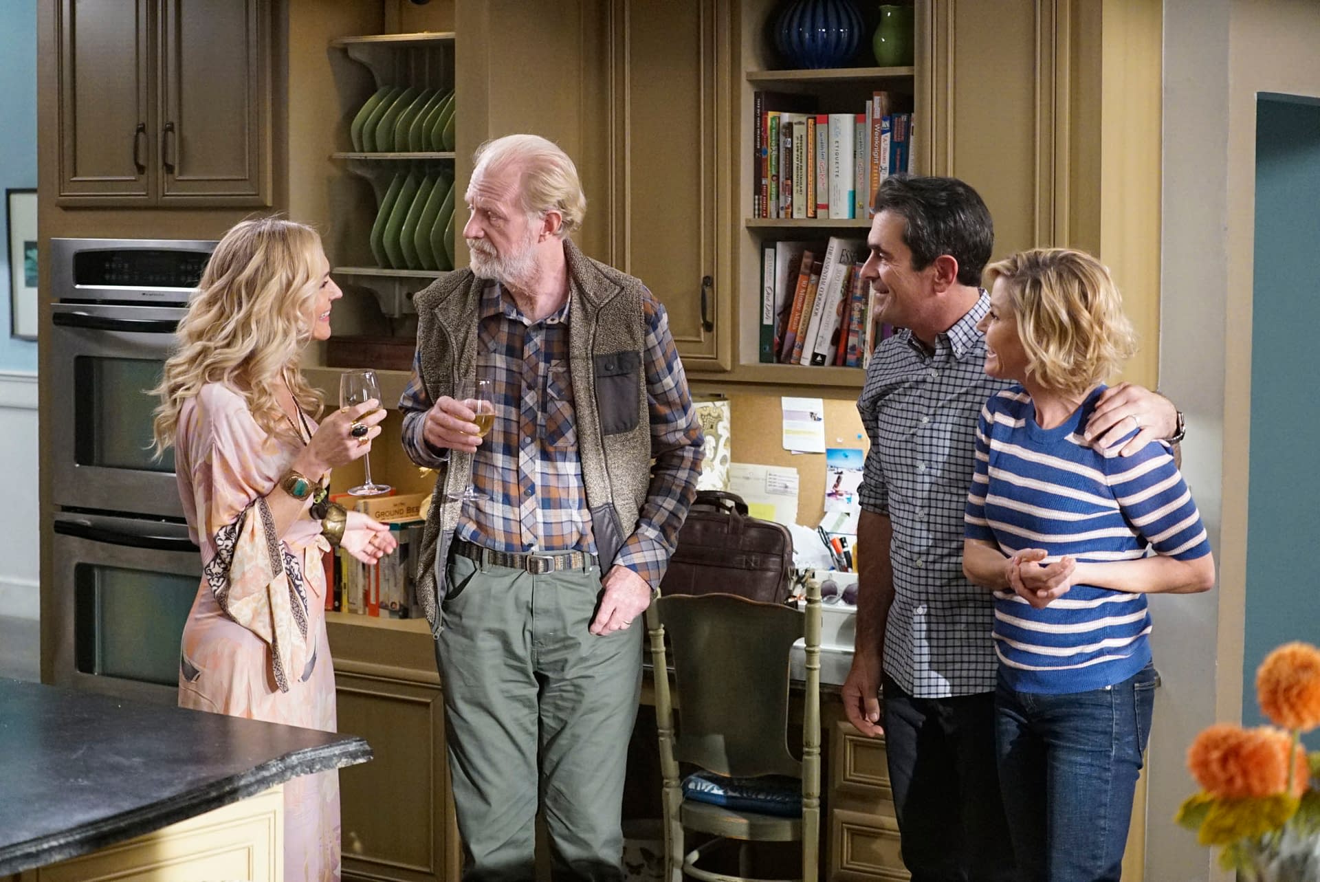 Modern Family S11 Tree S A Crowd Dunphy Family Affairs Preview
