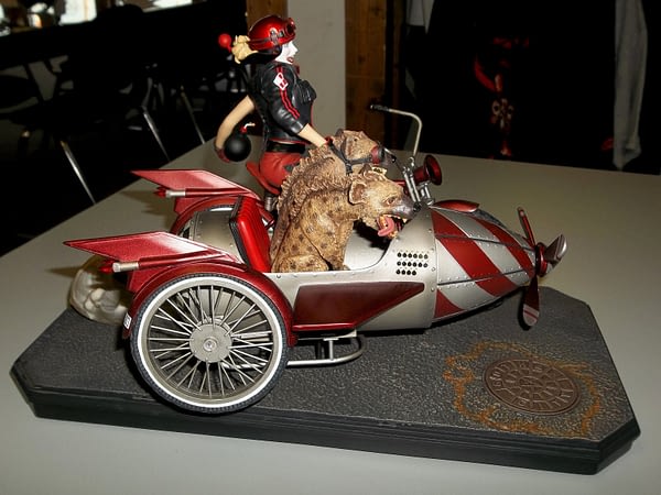 gotham city garage harley quinn deluxe statue