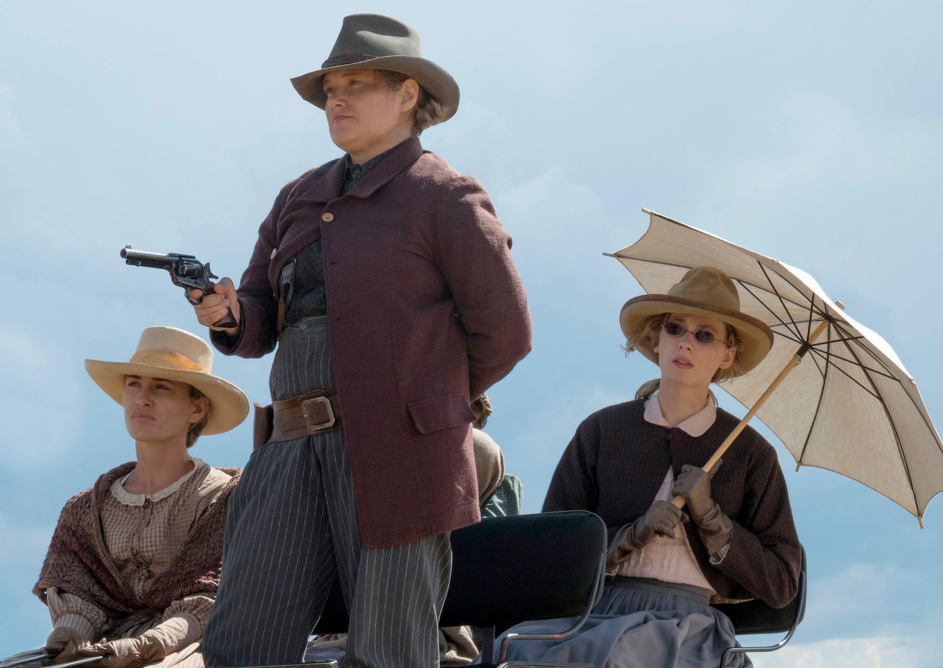 Godless Jeff Daniels Doesnt Scare Michelle Dockery In Netflix Trailer